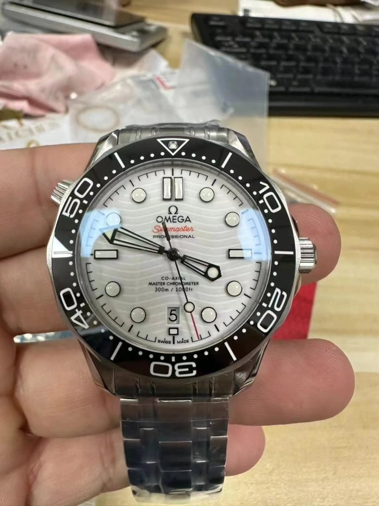 Reloj réplica Omega Seamaster 300m blanco y negro – 42 mm · Ref. RSC-8543