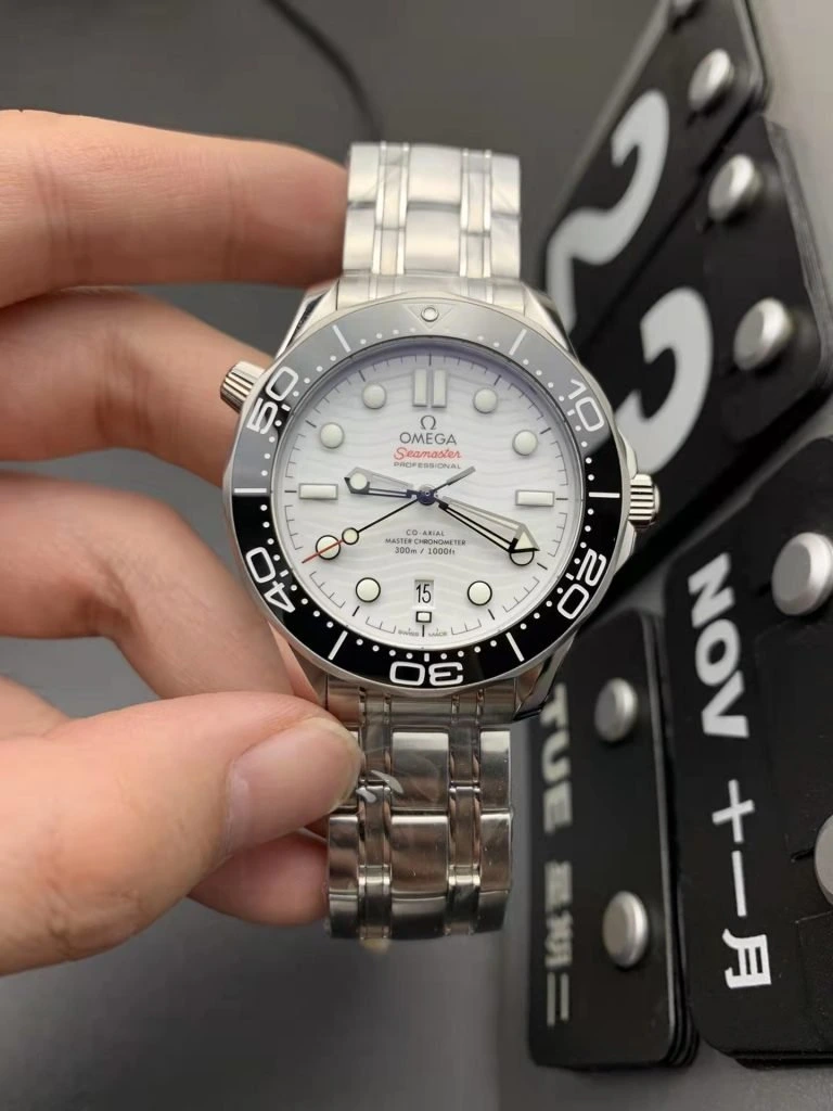 Reloj réplica Omega Seamaster 300m blanco y negro – 42 mm · Ref. RSC-8543