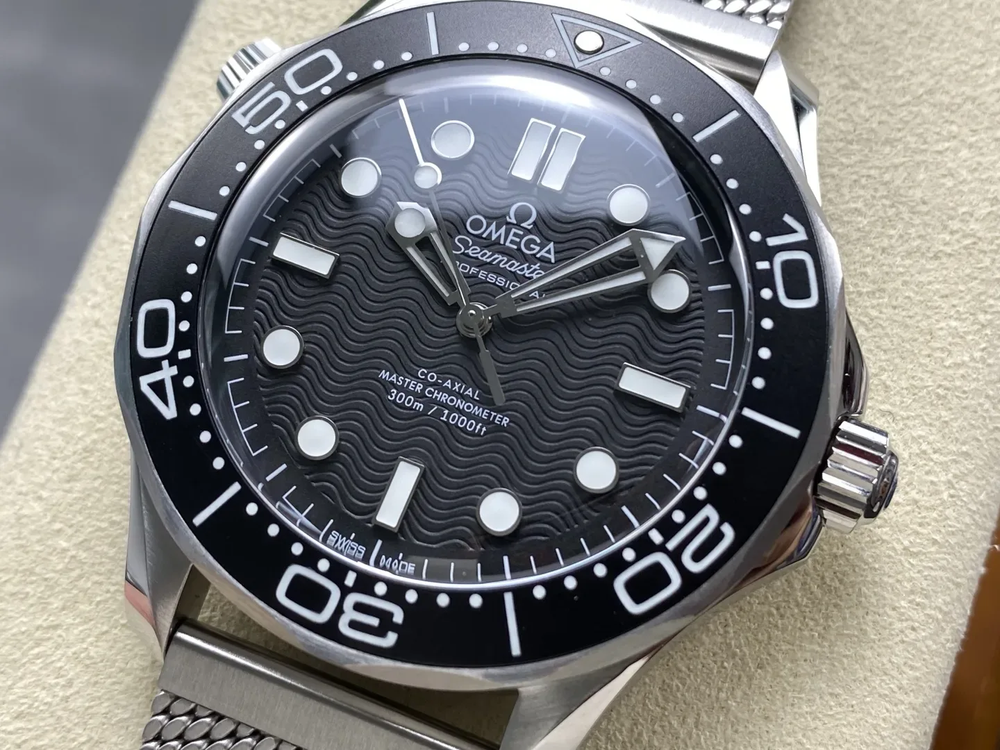 Reloj réplica Omega Seamaster Diver 300M titanio – 42 mm · Ref. RSC-12697