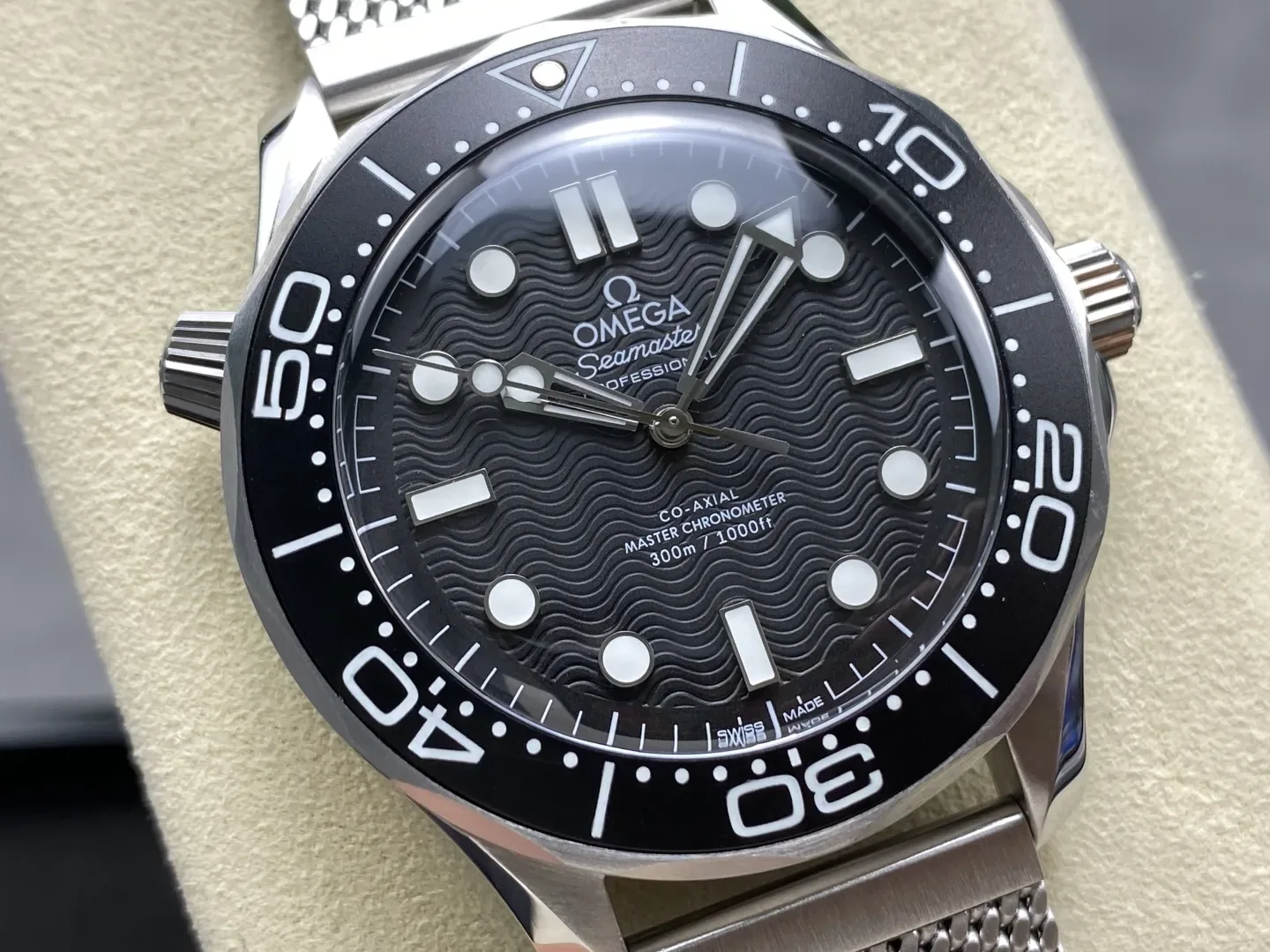 Reloj réplica Omega Seamaster Diver 300M titanio – 42 mm · Ref. RSC-12697