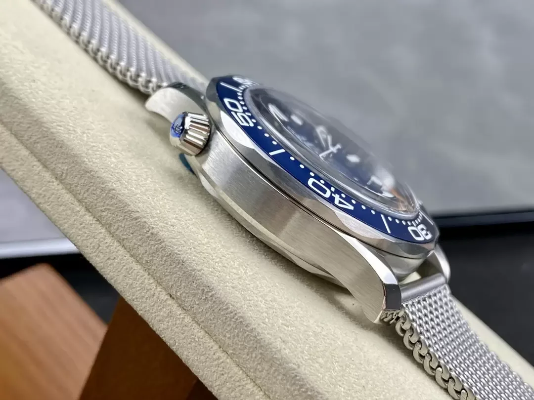 Reloj réplica Omega Seamaster Diver 300m titanio – 42 mm · Ref. RSC-12708