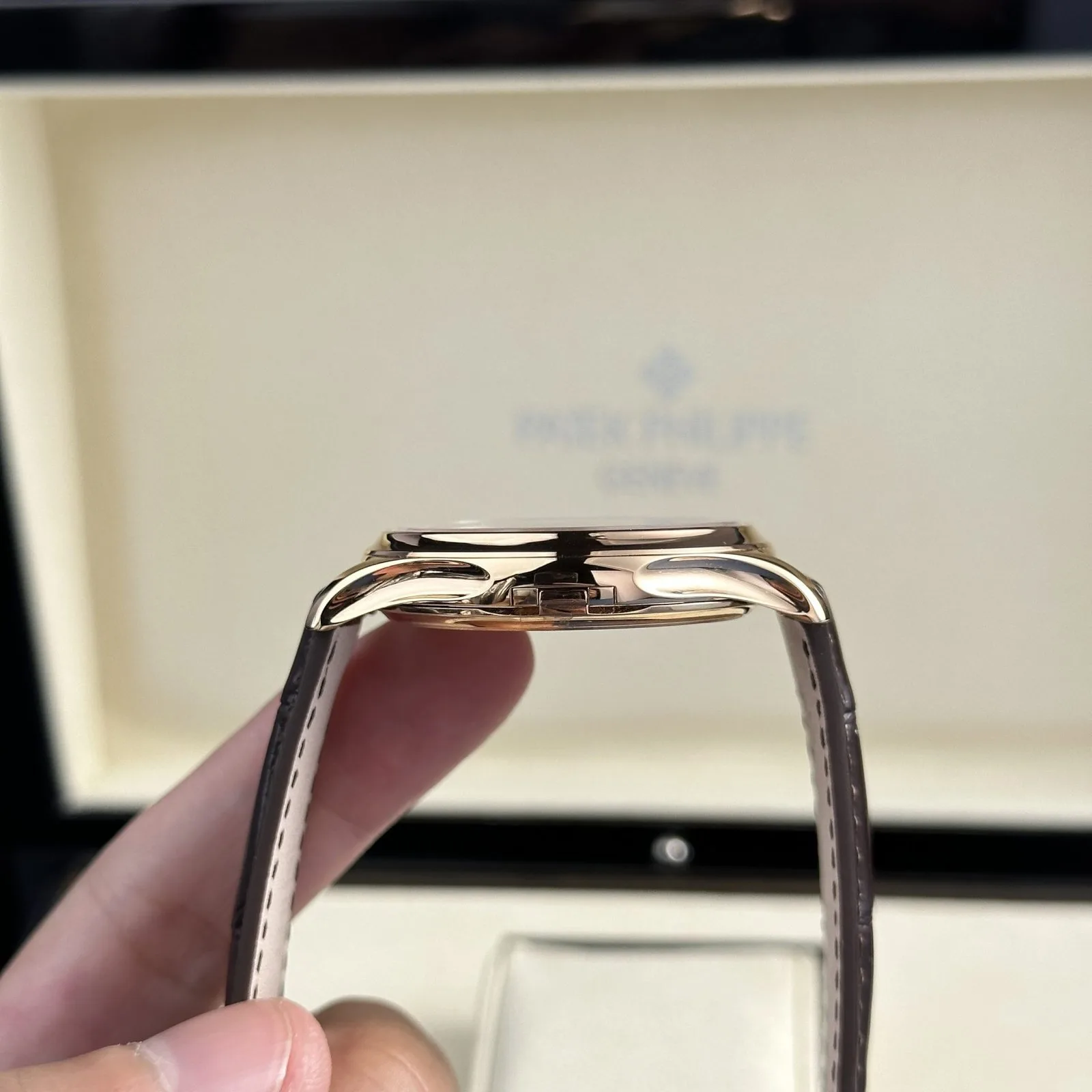 Reloj réplica Patek Philippe Calatrava 5227R – 39 mm