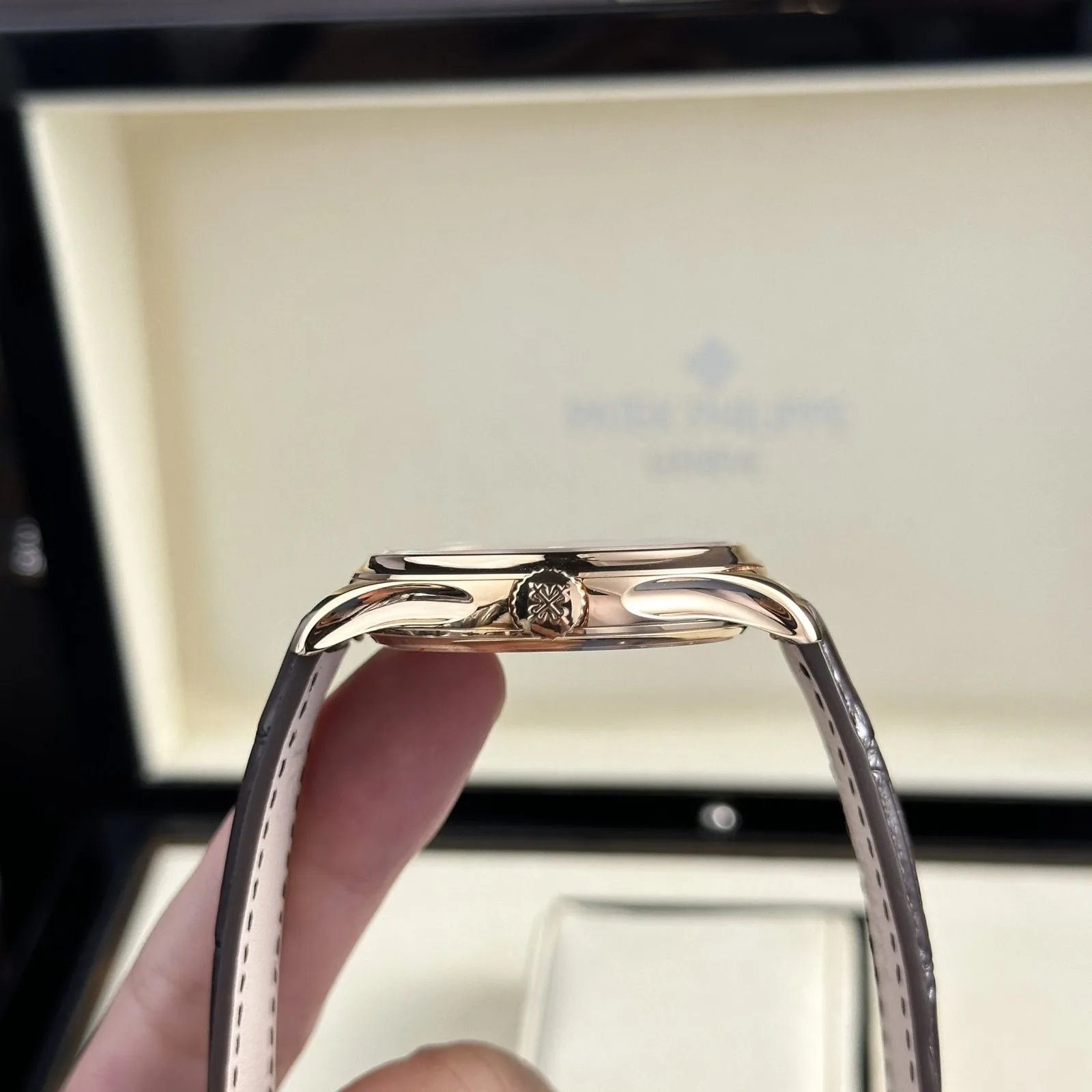 Reloj réplica Patek Philippe Calatrava 5227R – 39 mm
