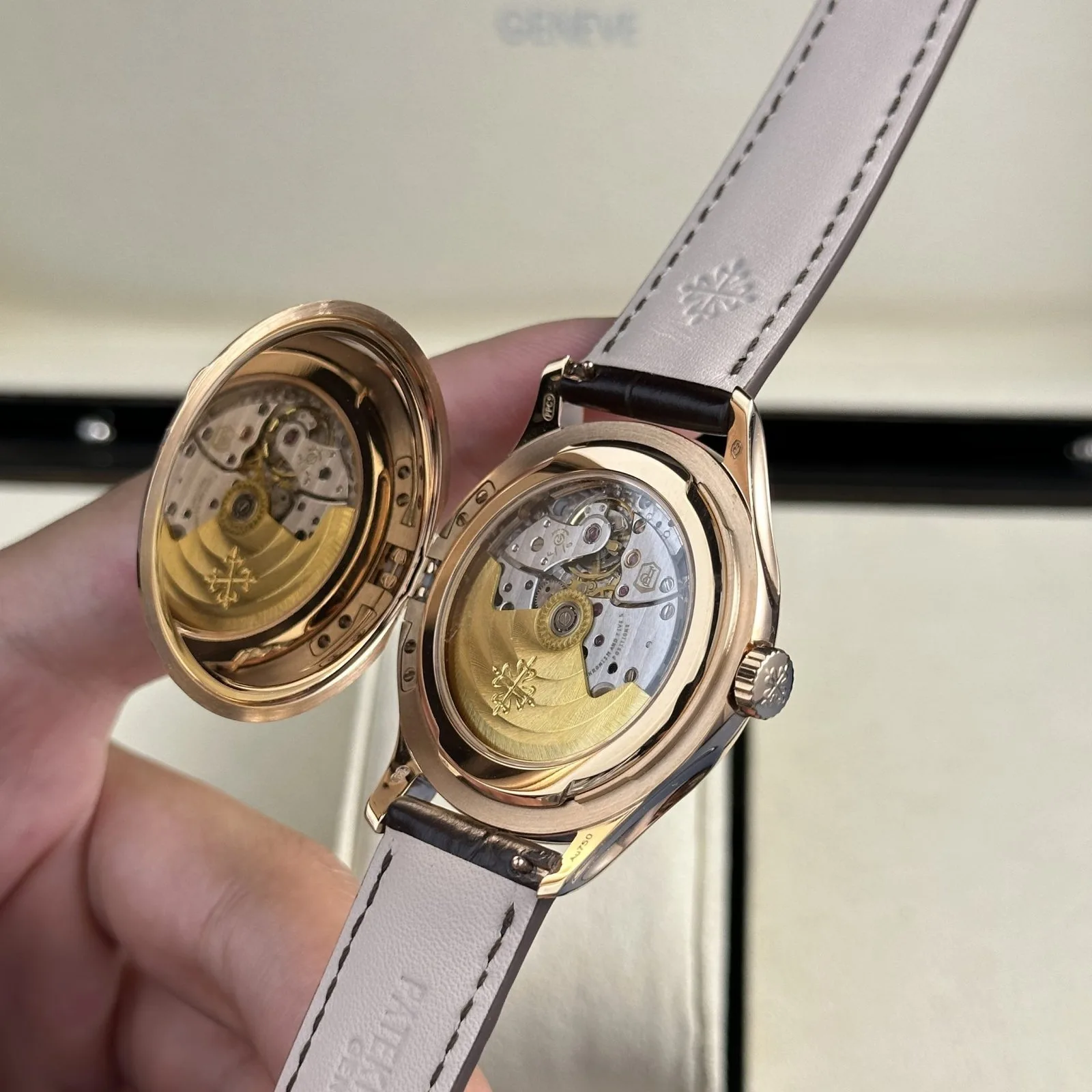 Reloj réplica Patek Philippe Calatrava 5227R – 39 mm
