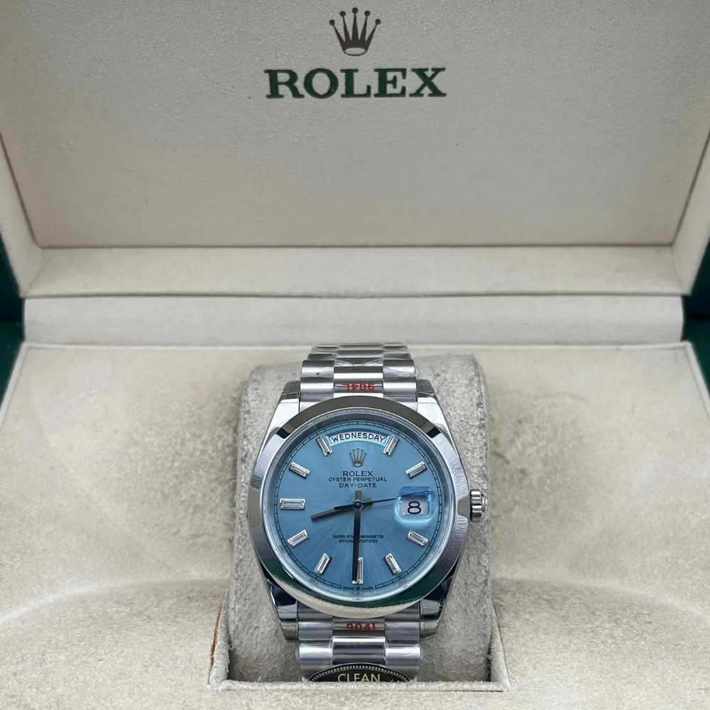 Reloj réplica Rolex Day-Date acabado oro blanco esfera azul hielo – 40 mm