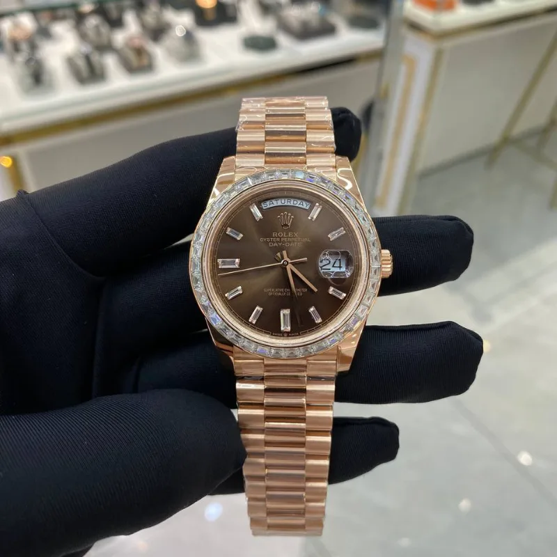 Reloj réplica Rolex Day-Date acabado oro rosa caja con pedrería – 40 mm · Ref. RSC-2419