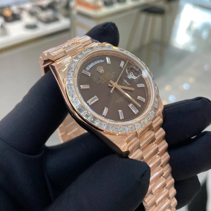 Reloj réplica Rolex Day-Date acabado oro rosa caja con pedrería – 40 mm · Ref. RSC-2419