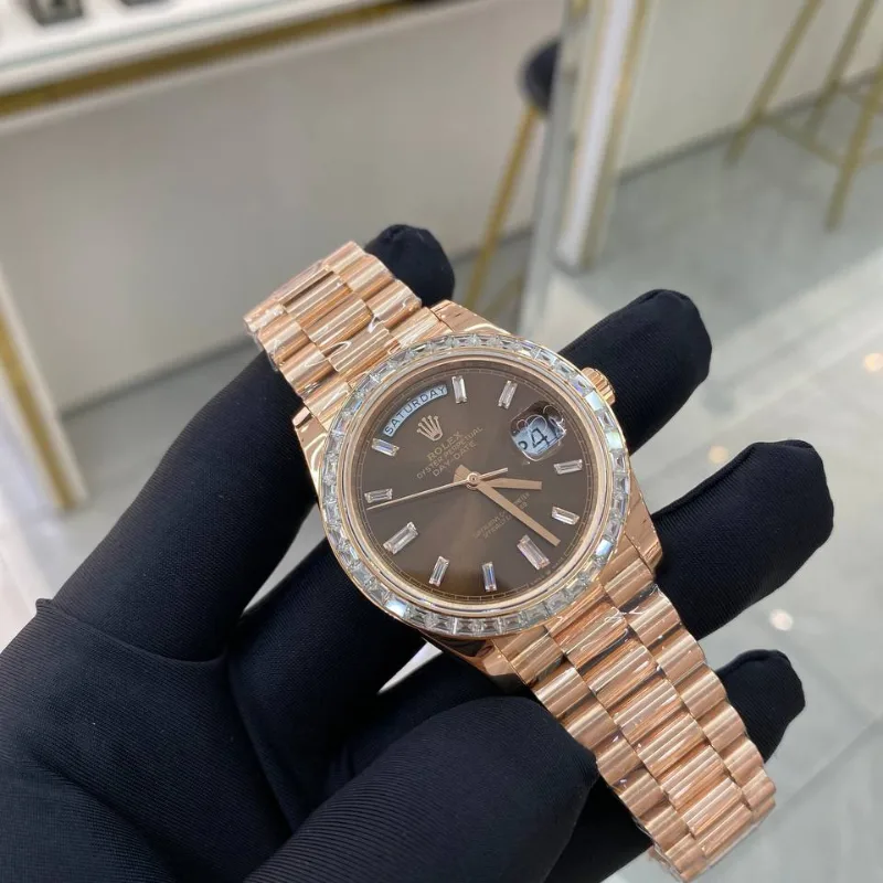 Reloj réplica Rolex Day-Date acabado oro rosa caja con pedrería – 40 mm · Ref. RSC-2419