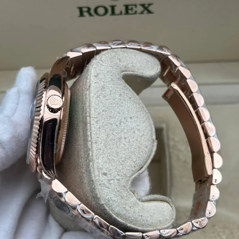 Reloj réplica Rolex Day-Date acabado oro rosa esfera negra – 40 mm · Ref. RSC-3227