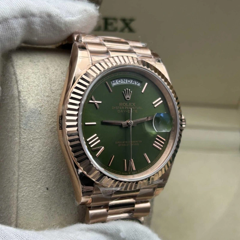 Reloj réplica Rolex Day-Date acabado oro rosa esfera verde – 40 mm · Ref. RSC-11465