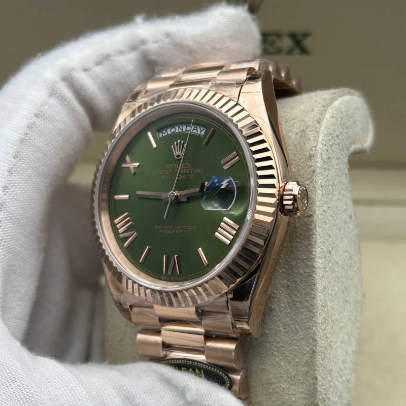 Reloj réplica Rolex Day-Date acabado oro rosa esfera verde – 40 mm · Ref. RSC-11465
